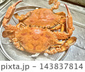写真素材：ザルに入った茹でたてのワタリガニ（2杯） 143837814