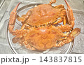 写真素材：ザルに入った茹でたてのワタリガニ（2杯） 143837815