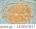 写真素材：ザルに入った茹でたてのワタリガニ（2杯） 143837817