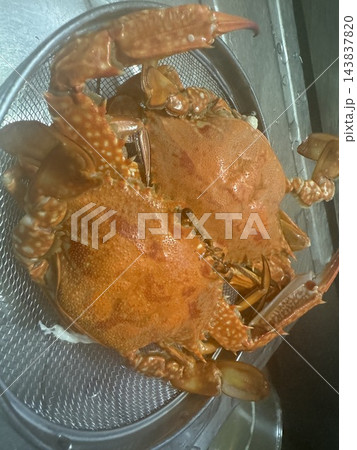 写真素材:ザルに入った茹でたてのワタリガニ(2杯) 写真素材:ザルに入った茹でたてのワタリガニ(2杯) 143837820