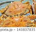 写真素材：ザルに入った茹でたてのワタリガニ（2杯） 143837835