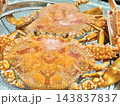 写真素材：ザルに入った茹でたてのワタリガニ（2杯） 143837837