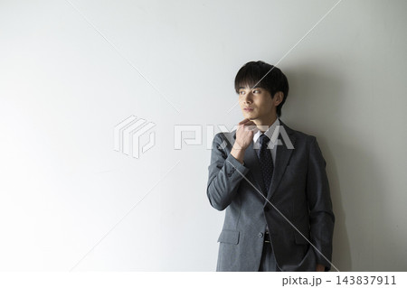 スーツを着た若い男性のポートレート スーツを着た若い男性のポートレート 143837911
