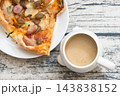 ピザとミルクコーヒーの朝食 143838152