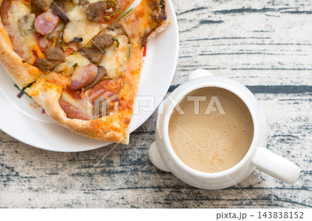 ピザとミルクコーヒーの朝食 ピザとミルクコーヒーの朝食 143838152