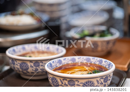 染付の器に盛られた伝統的な中華スープ麺 染付の器に盛られた伝統的な中華スープ麺 143838201