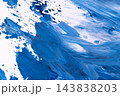 青と白の絵の具を大胆に塗り広げた抽象的なペイント背景素材. 143838203