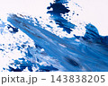 青い絵の具のかすれと筆の動きを生かしたグラフィックデザイン背景 143838205