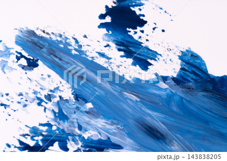 青い絵の具のかすれと筆の動きを生かしたグラフィックデザイン背景 143838205