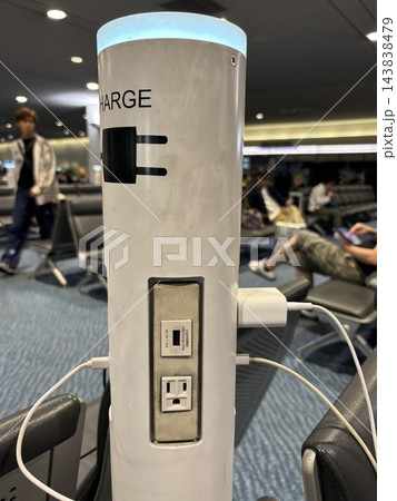 空港の待合室で充電 空港の待合室で充電 143838479