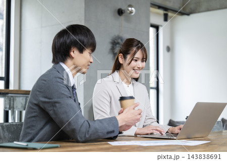 打ち合わせ　面接　ミーティング　男女 143838691