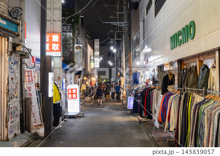下北沢・夜のストリート 143839057