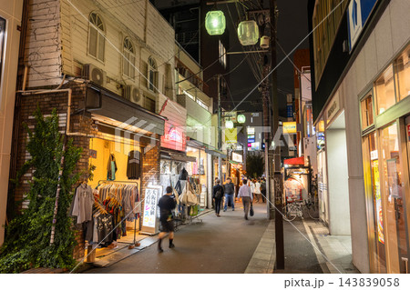 下北沢・夜のストリート 143839058