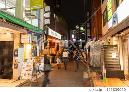 下北沢・夜のストリート 143839060