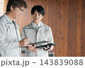 打ち合わせをする作業着の男性 打ち合わせをする作業着の男性 143839088