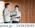 打ち合わせをする作業着の男性 打ち合わせをする作業着の男性 143839089