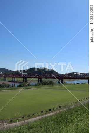 青空に映える四万十川の赤鉄橋 青空に映える四万十川の赤鉄橋 143839093