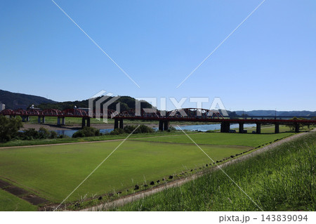雄大な四万十川と赤鉄橋の遠景 143839094