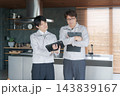 キッチンの前で悩む作業スタッフ キッチンの前で悩む作業スタッフ 143839167