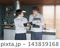 キッチンの前で悩む作業スタッフ キッチンの前で悩む作業スタッフ 143839168