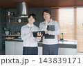 キッチンの前で悩む作業スタッフ キッチンの前で悩む作業スタッフ 143839171