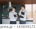 キッチンの前で悩む作業スタッフ キッチンの前で悩む作業スタッフ 143839172