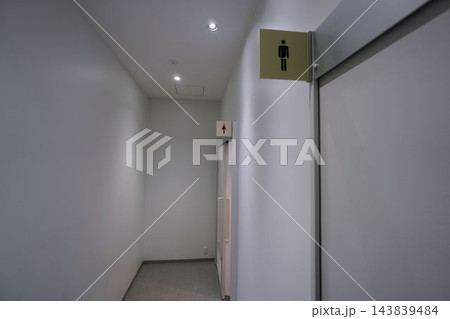 トイレ突き出し看板 143839484