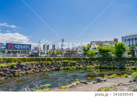 夏の青空と雲が広がる富士宮市・神田川の清流と街並み風景(アスペクト比3:2)(静岡県) 夏の青空と雲が広がる富士宮市・神田川の清流と街並み風景(アスペクト比3:2)(静岡県) 143839545