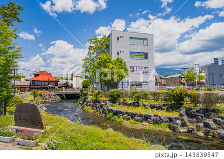 夏のダイナミックな青空と雲が広がる富士宮市・神田川の清流と街並み風景(アスペクト比3:2)(静岡県) 夏のダイナミックな青空と雲が広がる富士宮市・神田川の清流と街並み風景(アスペクト比3:2)(静岡県) 143839547