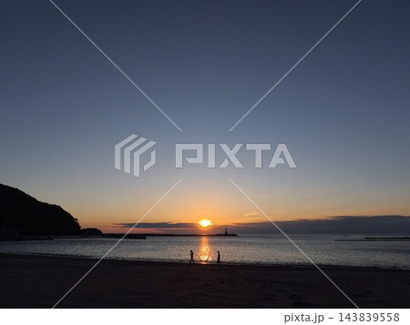 海に沈む夕日 海に沈む夕日 143839558