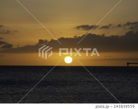 海に沈む夕日 海に沈む夕日 143839559