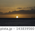 海に沈む夕日 海に沈む夕日 143839560