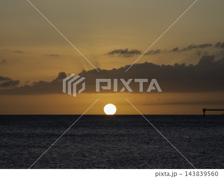海に沈む夕日 海に沈む夕日 143839560