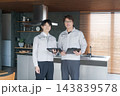 住宅の建設現場に立つ作業員 住宅の建設現場に立つ作業員 143839578