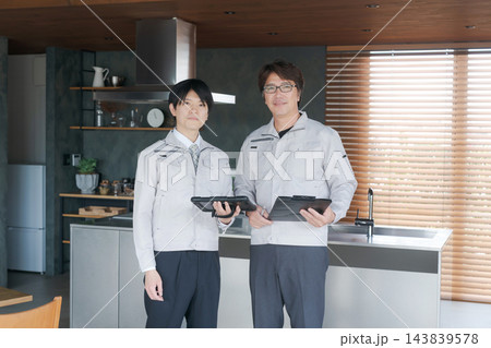 住宅の建設現場に立つ作業員 住宅の建設現場に立つ作業員 143839578