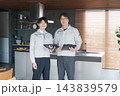 住宅の建設現場に立つ作業員 住宅の建設現場に立つ作業員 143839579
