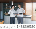 住宅の建設現場に立つ作業員 住宅の建設現場に立つ作業員 143839580