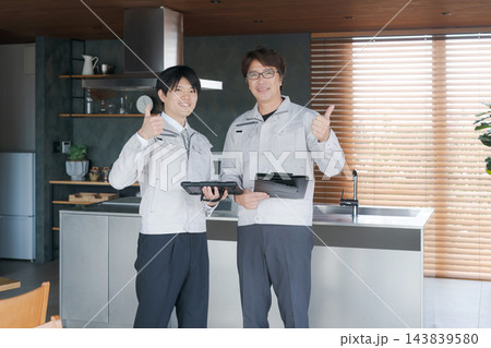 住宅の建設現場に立つ作業員 143839580