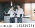 住宅の建設現場に立つ作業員 住宅の建設現場に立つ作業員 143839581