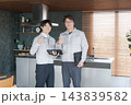 住宅の建設現場に立つ作業員 住宅の建設現場に立つ作業員 143839582