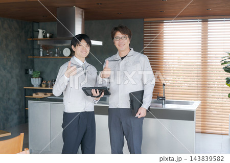 住宅の建設現場に立つ作業員 143839582
