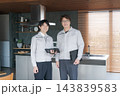 住宅の建設現場に立つ作業員 住宅の建設現場に立つ作業員 143839583