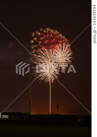 夜空を美しく彩る森町納涼花火大会の大輪の花火と街のシルエット（アスペクト比2:3）(静岡県) 143839594