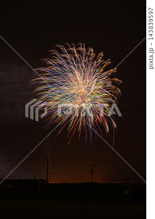 夜空に万華鏡のように美しく広がる森町納涼花火大会のカラフルな大輪花火(アスペクト比2:3)(静岡県) 夜空に万華鏡のように美しく広がる森町納涼花火大会のカラフルな大輪花火(アスペクト比2:3)(静岡県) 143839597