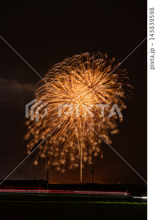 夜空を黄金色に染め上げる森町納涼花火大会のゴージャスな打ち上げ花火(アスペクト比2:3)(静岡県) 夜空を黄金色に染め上げる森町納涼花火大会のゴージャスな打ち上げ花火(アスペクト比2:3)(静岡県) 143839598