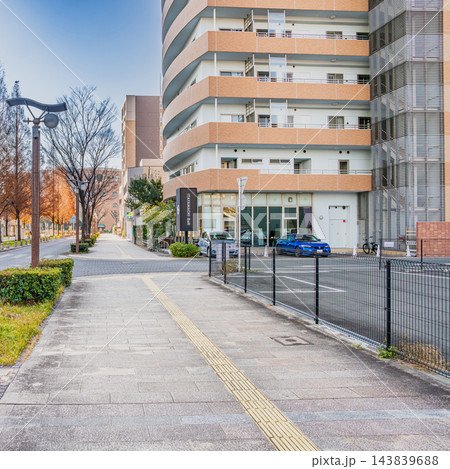 浜松市中央区板屋町のアクトタワー周辺の近代的マンションと整備された街並み（アスペクト比1:1） 143839688