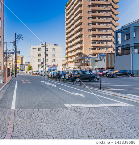 浜松市中央区のマンションが立ち並ぶアクトタワー周辺の市街地と道路風景(アスペクト比1:1)(静岡県) 浜松市中央区のマンションが立ち並ぶアクトタワー周辺の市街地と道路風景(アスペクト比1:1)(静岡県) 143839689