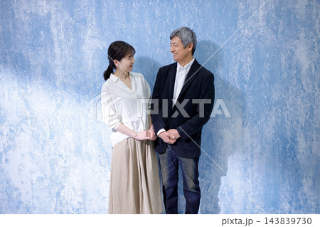 笑顔のシニア夫婦のポートレート 143839730
