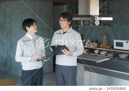リフォームの打ち合わせをする男性 143839860