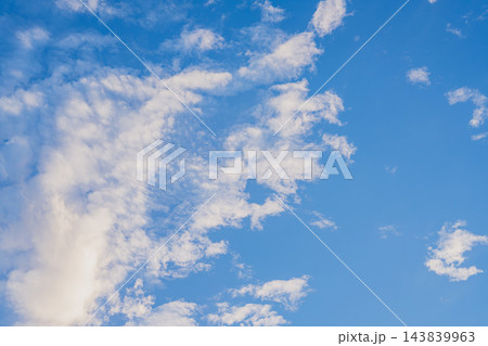 爽やかに晴れ渡る青空とちぎれ雲の広大な背景風景(アスペクト比3:2・右側コピースペース) 爽やかに晴れ渡る青空とちぎれ雲の広大な背景風景(アスペクト比3:2・右側コピースペース) 143839963